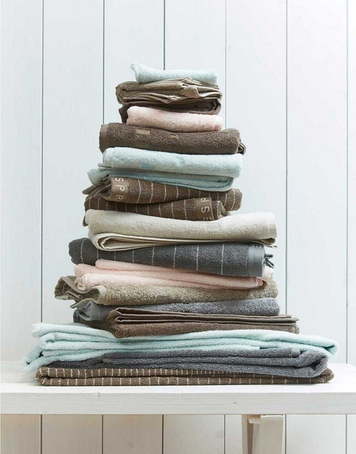 Ręcznik bawełniany frotte w kolorze srebrnym, ręcznik z haftem, 100 x 50 cm, Esprit